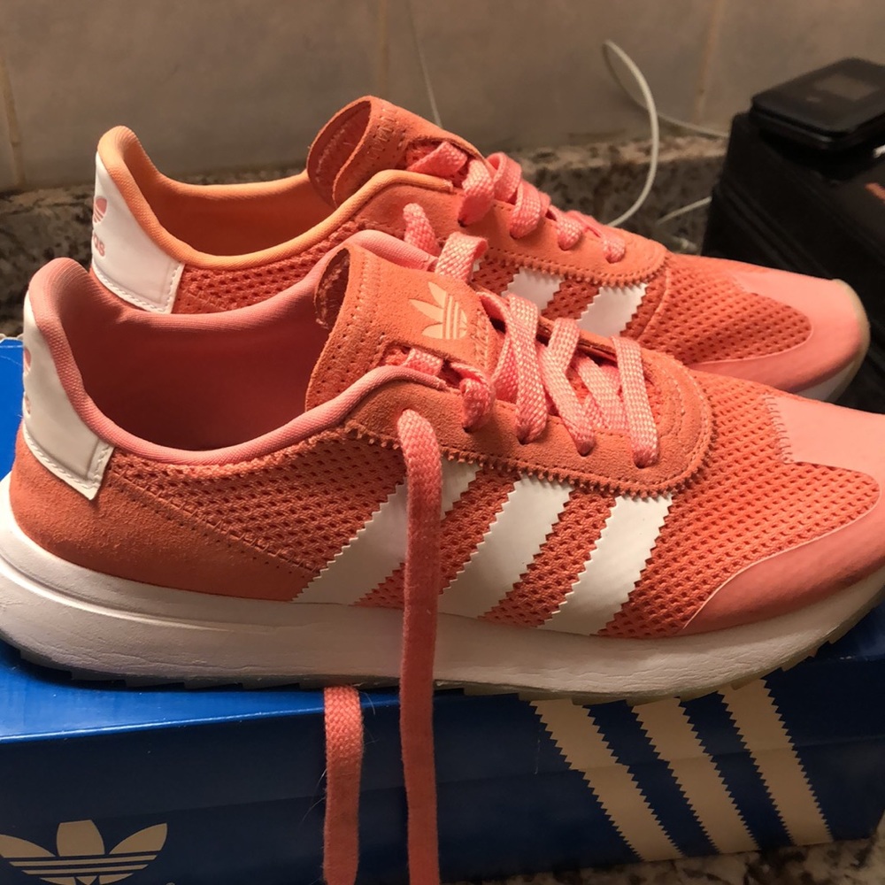 Adidas women’s sz 9